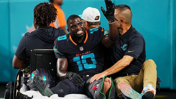 El receptor abierto de los Miami Dolphins, Tyreek Hill, sufre una lesión de rodilla que le pone fin a la temporada